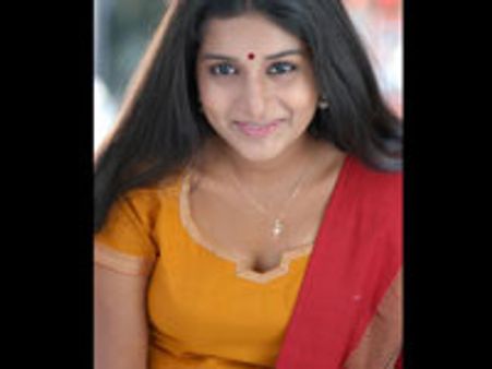 கின்னஸ் சாதனை படத்திலிருந்து விலக்கப்பட்டார் நவ்யா!