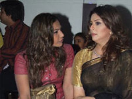 சோனியாவை சந்தித்தார் நக்மா-தேர்தல் டிக்கெட் கேட்டார்