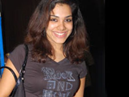 'கோல்டு கோட்டட் பூ' சந்தியா!