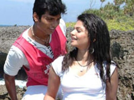 கிளாமருக்குப் பயந்த அனுயா