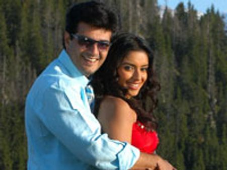 மகனை ஆசின் கடத்தி விட்டார்-உதவியாளரின் தாய் பரபரப்பு புகார்