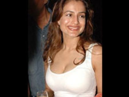 ராஜ்கோட்டில் நடிகை அமீஷா படேல் போட்டி