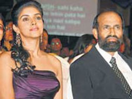 எங்களிடம் ரூ.15 லட்சம் பணம் கேட்டார் நல்ல முத்துகுமார்! - ஆசின் தந்தை