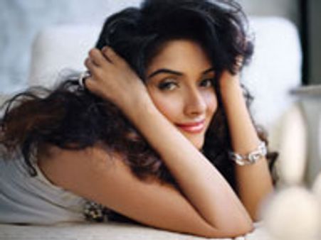 களரி கற்கும் ஆசின்!