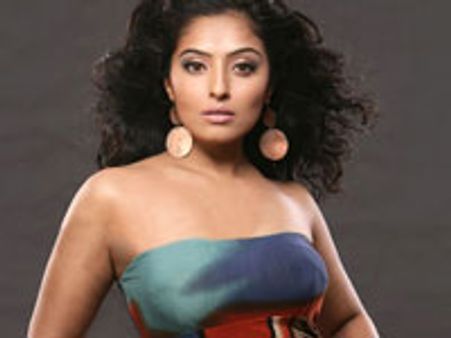 'பன்ச்' மும்தாஜ்!