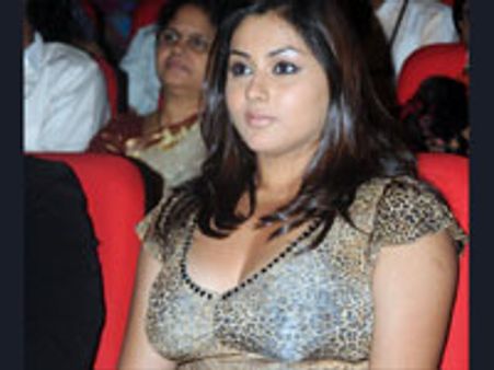 'வைகை'யை சூடாக்கிய நமீதா!