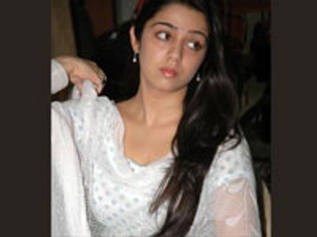 காதலில் சார்மி?