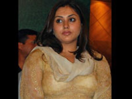 நமீதாவுக்கு புதுப் பட்டம்: 6 அடி உயர ஆல்கஹால்!