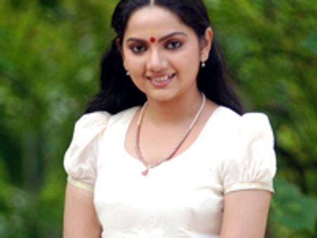 3 ஹீரோயின்கள்..5 ஹீரோக்கள்..