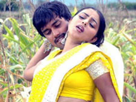 பூர்ணா..முண்டியடித்த ரசிகர்கள்!