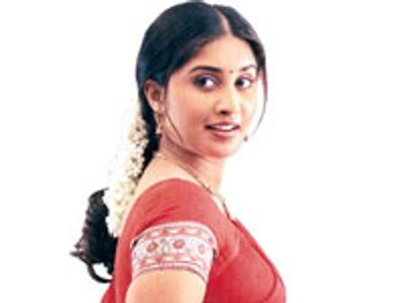 ஷாம்லியிடம் தெலுங்கு படக்குழு படும் பாடு!