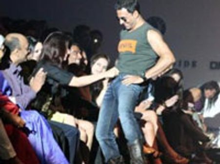 பேஷன் ஷோ: அக்ஷய் பேண்ட் பட்டனை அவிழ்த்த ட்விங்கிள்- கைதாகலாம்!