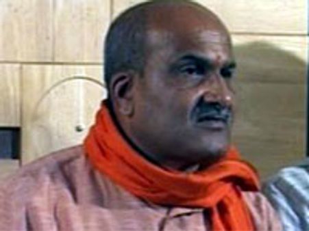 நயன், நமீதாவுக்கு சேலை-ஸ்ரீராம் சேனா