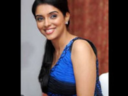 என்னை ஒழிக்கப் பார்க்கிறார்கள்!-அசின்