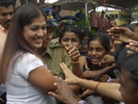 நயன்தாராவை தடுத்த பக்தர்கள்!