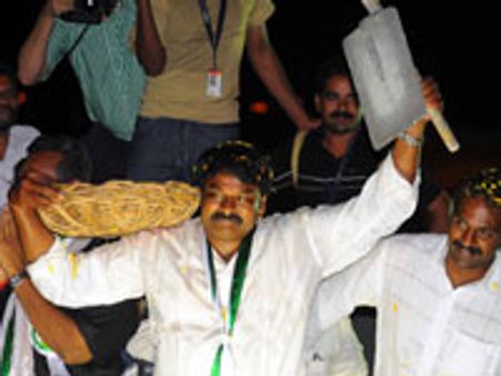 இரவு 11 மணி வரை பேசிய சிரஞ்சீவி மீது வழக்கு