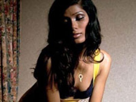 உலகின் டாப் 10 செக்ஸி பெண்கள் பட்டியலில் பரீதா பின்டோ