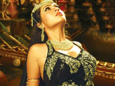 'கிளிக்'குக்காக காத்திருக்கும் சதா!