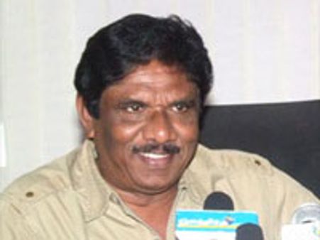 ஒரு பெண்மணிக்காக ஆயிரக்கணக்கான தமிழர்களைக் கொல்வதா? - பாரதிராஜா ஆவேசம்