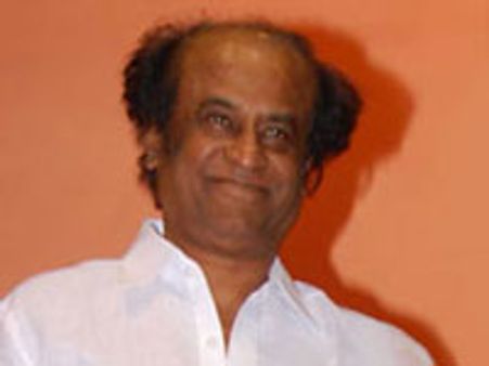 மகளுடன் வந்து ஓட்டுப் போட்டார் ரஜினி - அரசியலுக்கு வருவது குறித்து மெளன பதில்