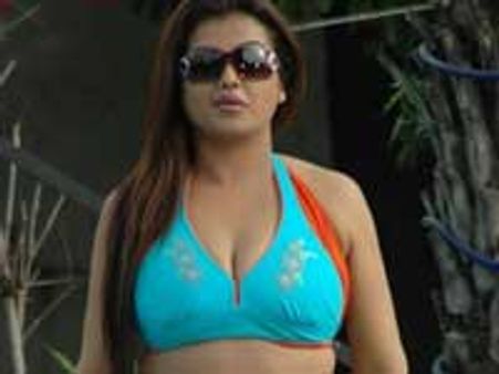 'அழகர் மலையில்' சோனாவின் பிகினி ஆட்டம்!
