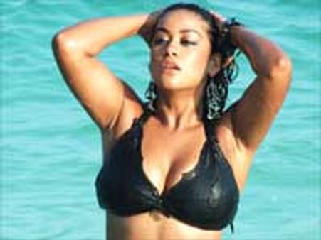 பவுர்ணமி நாகத்தில் முமைத் கானின் டூ பீஸ் ஆட்டம்!