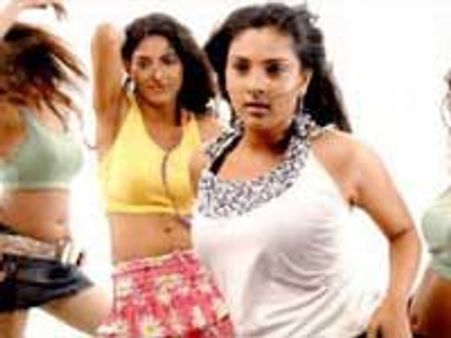 நிருபர்களுடன் ரம்யா வாக்குவாதம்-மோதல்