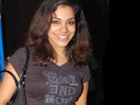 சந்தியாவின் முத்தத்துக்கு 'யு' தந்த சென்சார்!