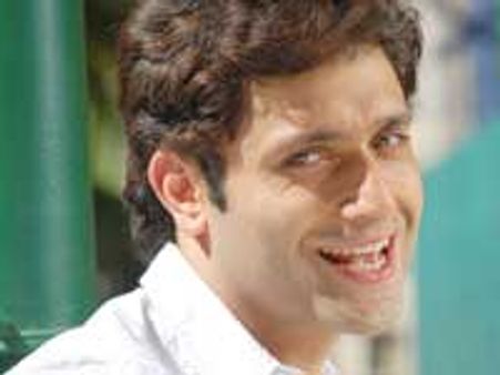 வேலைக்காரப் பெண்ணை கற்பழித்த இந்தி நடிகர் கைது!