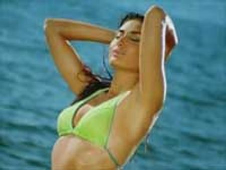 தாயாரின் கோரிக்கையை ஏற்று நீச்சல் உடைக்கு கரீனா குட்பை