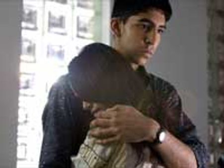 பணம் பறித்த வழக்கில் ஸ்லம்டாக் மில்லியனர் பட நடிகர் கைது