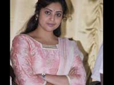 கல்யாணப் பத்திரிக்கையை வைத்து திருப்பதி கோவிலில் வழிபட்டார் மீனா