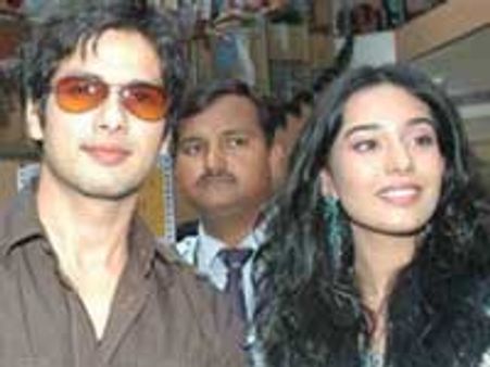 இப்போதைக்கு திருமணம் இல்லை-அம்ரிதா