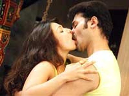 புளோராவின் லிப் லாக்!