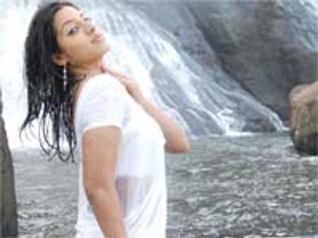 'ஸ்வேதா - நம்பர் 5/10 வெலிங்டன் ரோடு!': நீச்சலுடையில் கீர்த்தி சாவ்லா!