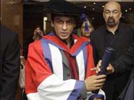 பிரிட்டன் பல்கலை. வழங்கிய டாக்டர் பட்டம்- பெற்றார் ஷாருக்