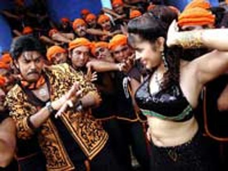 குஷ்புவின் ஐந்தாம்படையில் சிம்ரன் பாடல் காட்சியில் கட்