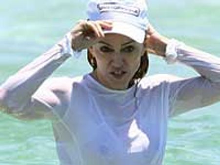 மடோனா நிகழ்ச்சிக்காக போடப்பட்ட மேடை சரிந்து ஒருவர் பலி