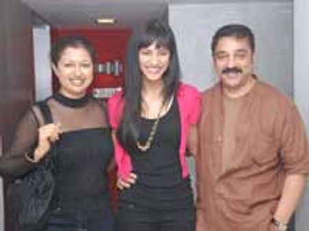 மகள் நடித்த முதல் படத்தை பார்த்த கமல்!