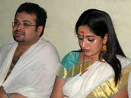 விவாகரத்து கேட்டு கணவரைப் பிரிந்த காவ்யா மாதவன்!