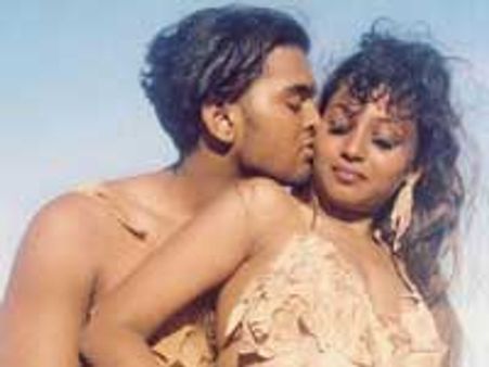 வேலுபிரபாகரனின் காதல் கதை - விமர்சனம்