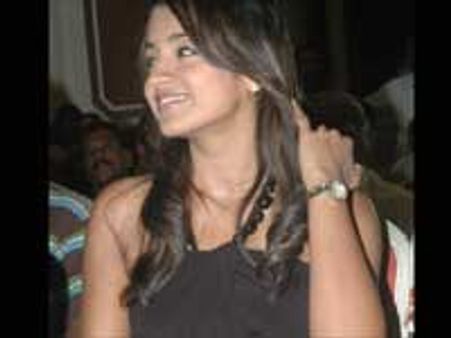 மது..பதானியுடன் சண்டை: த்ரிஷாவால் பரபரப்பு