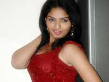 கனவுக் காட்சிளில் கிளாமராக நடிப்பதில் தவறில்லை - சுனேனா