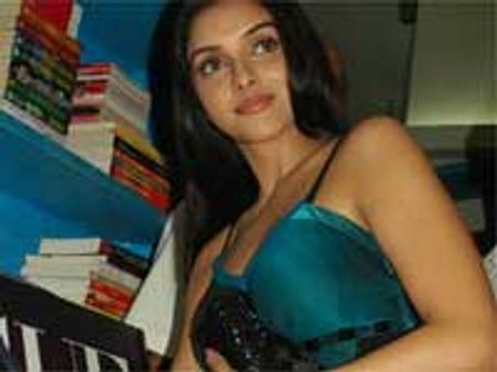 மும்பையில் செட்டில் - சென்னை வீட்டை விற்கும் ஆசின்