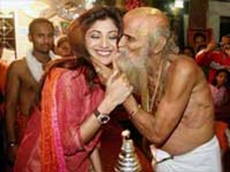 ஷில்பாவை கட்டிப்பிடித்து முத்தமிட்ட சாமியார் - மீண்டும் சர்ச்சை