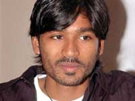 பேஸ்புக்: தனுஷ் பெயரில் மோசடி!