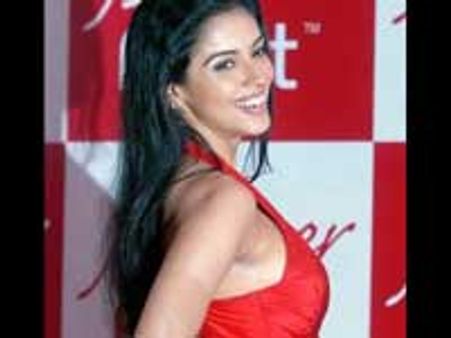 ட்விட்டரில் என் பெயரில் மோசடி...அசின் புகார்!