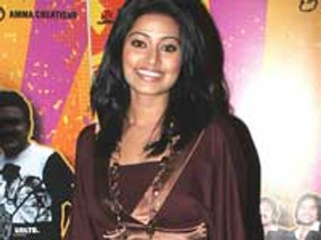 ஸ்னேகாவுக்கு எஸ்எம்எஸ் மூலம் திருமண தொல்லை-பெங்களூர் நபர் கைது