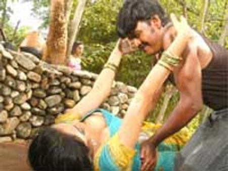 ஐட்டத்திற்கு மாறுகிறார் மீனாட்சி!