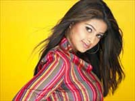 ஸ்னேகா... புன்னகைக்குப் பின்னால் பல புதிர்கள்!